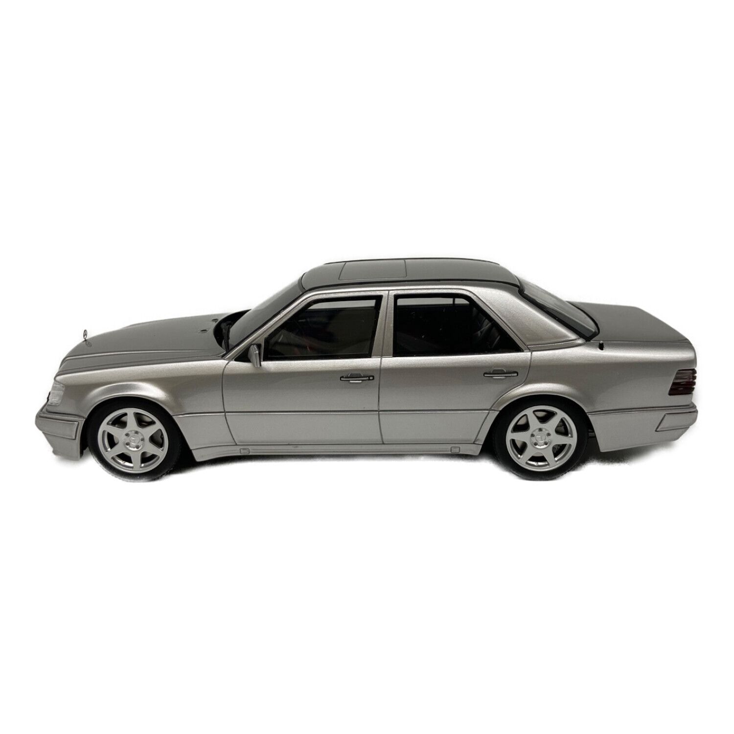 OttO mobile 1/18スケールモデルカー Mercedes-Benz E500 Limited