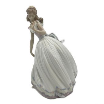 LLADRO (リヤドロ) フィギュリン シンデレラ 宮殿の階段で ガラスの靴 絶版 5957