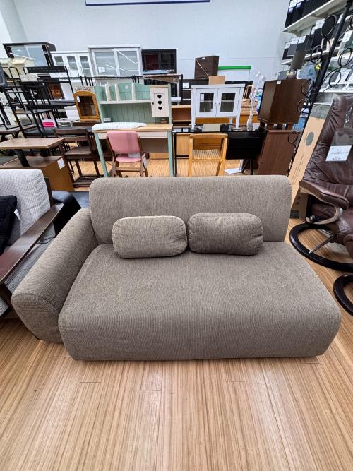 NOYES (ノイス) ワンアームソファー MARUCCO ライトブラウン クッション付 2人掛けソファー