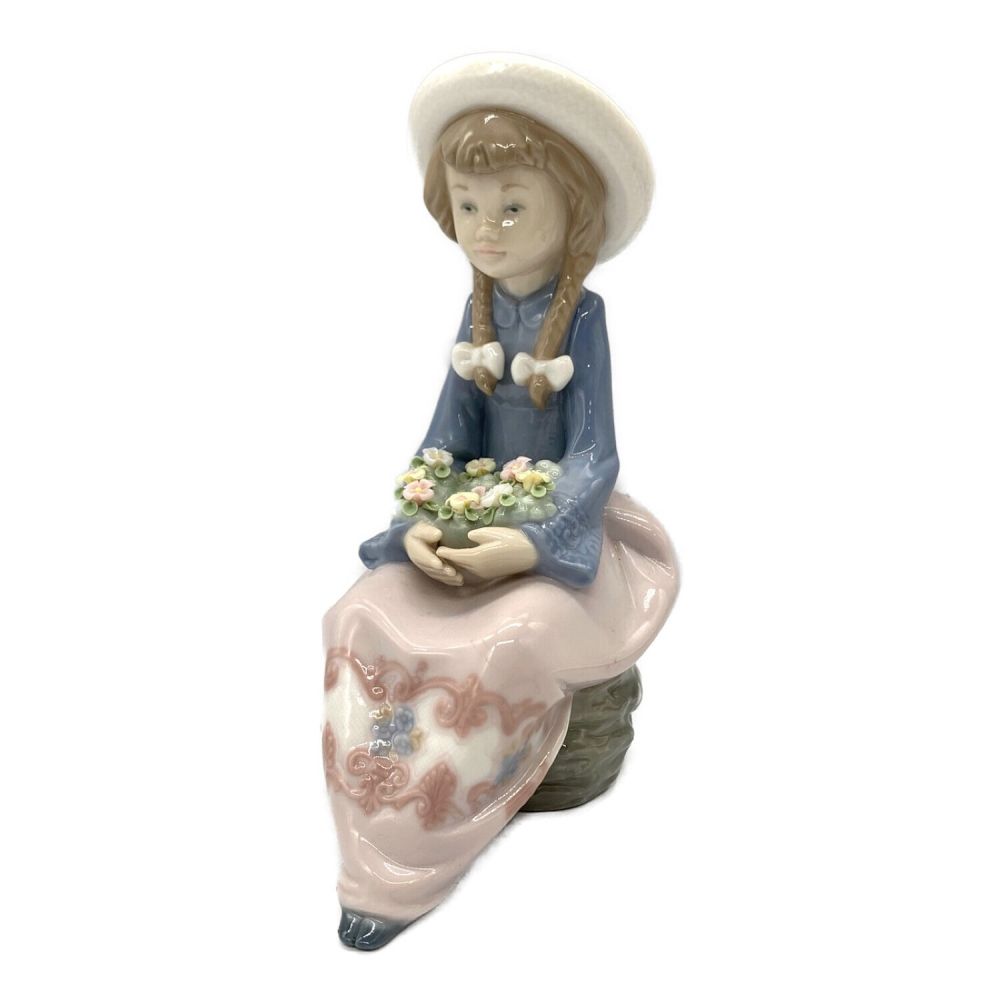 LLADRO (リヤドロ) フィギュリン 花を抱いて座る少女｜トレファクONLINE