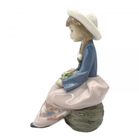 LLADRO (リヤドロ) フィギュリン 花を抱いて座る少女