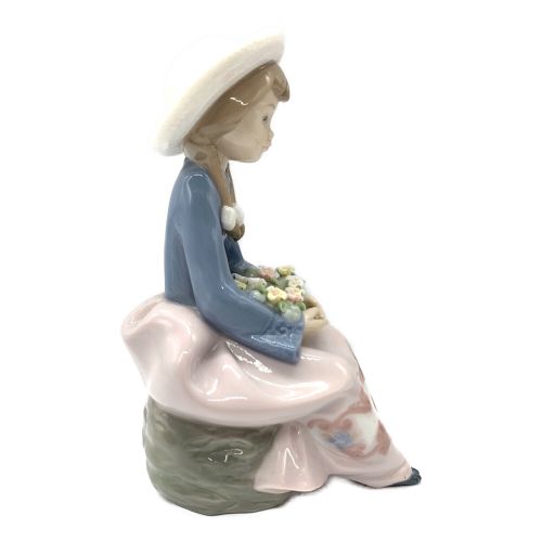 LLADRO (リヤドロ) フィギュリン 花を抱いて座る少女｜トレファクONLINE