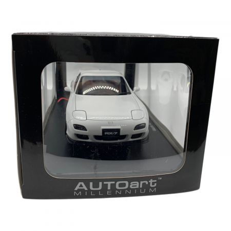 AUTOart (オートアート) モデルカー 1/18スケール ダイキャスト