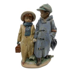 LLADRO (リヤドロ) フィギュリン 「寒い日の登校/OFF TO SCHOOL」