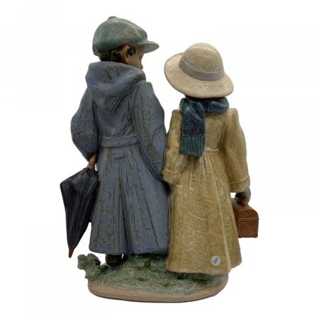 LLADRO (リヤドロ) フィギュリン 「寒い日の登校/OFF TO SCHOOL