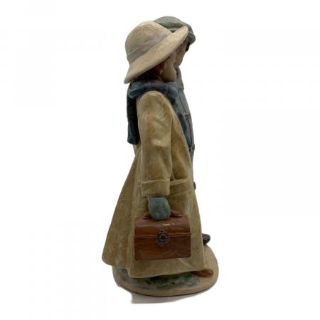 LLADRO (リヤドロ) フィギュリン 「寒い日の登校/OFF TO SCHOOL