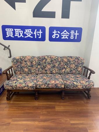 karimoku (カリモクファニチャー) 3人掛けソファー ブラウン 花柄クッション @