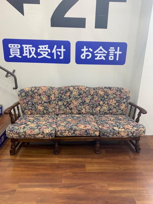 karimoku (カリモクファニチャー) 3人掛けソファー ブラウン 花柄クッション @