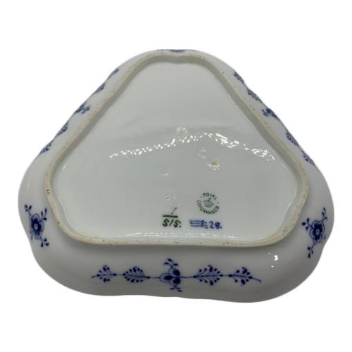 ROYAL COPENHAGEN (ロイヤル・コペンハーゲン) トライアングルプレート ブルーフルーテッド・ハーフレース