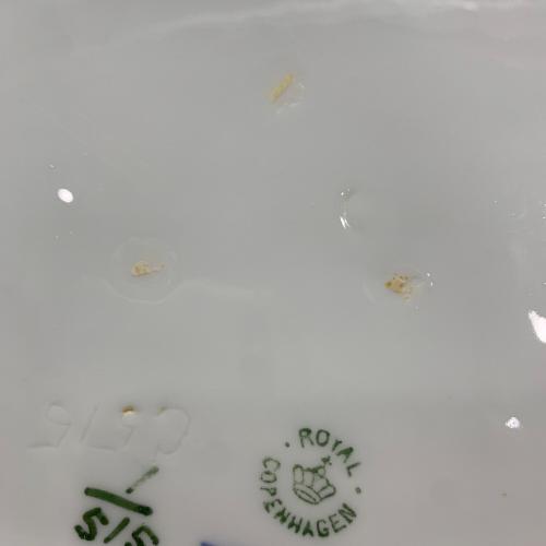 ROYAL COPENHAGEN (ロイヤル・コペンハーゲン) トライアングルプレート ブルーフルーテッド・ハーフレース