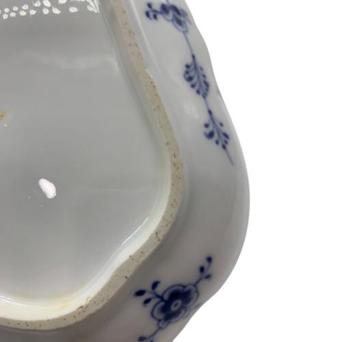 ROYAL COPENHAGEN (ロイヤル・コペンハーゲン) トライアングルプレート ブルーフルーテッド・ハーフレース