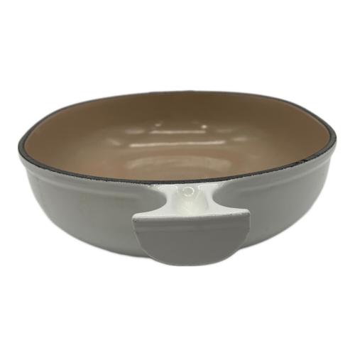 LE CREUSET (ルクルーゼ) 両手鍋 蓋無 SIZE 25cm ホワイト エンツォ・マリ「ママ」