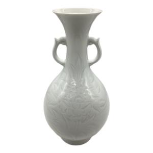 奥川忠右衛門 (オクカワチュウエモン) 白磁牡丹彫文耳付花瓶 有田焼