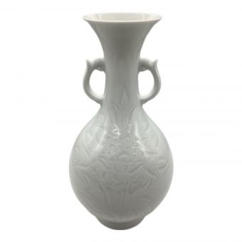 奥川忠右衛門 (オクカワチュウエモン) 白磁牡丹彫文耳付花瓶 有田焼