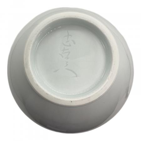 【期間特別値下げ】日本伝統工芸会　日本の名窯　奥川忠右衛門作　白磁牡丹彫文　花瓶 奥川忠右衛門 (オクカワチュウエモン) 白磁牡丹彫文耳付花瓶 有田焼