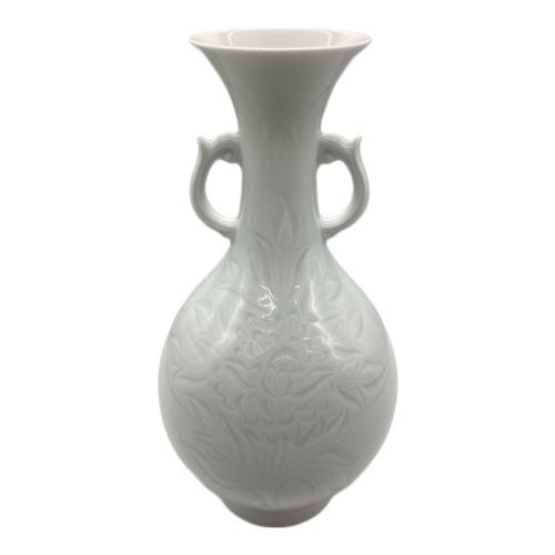 奥川忠右衛門 (オクカワチュウエモン) 白磁牡丹彫文耳付花瓶 有田焼