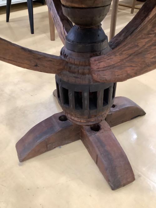 アンティークラウンドテーブル