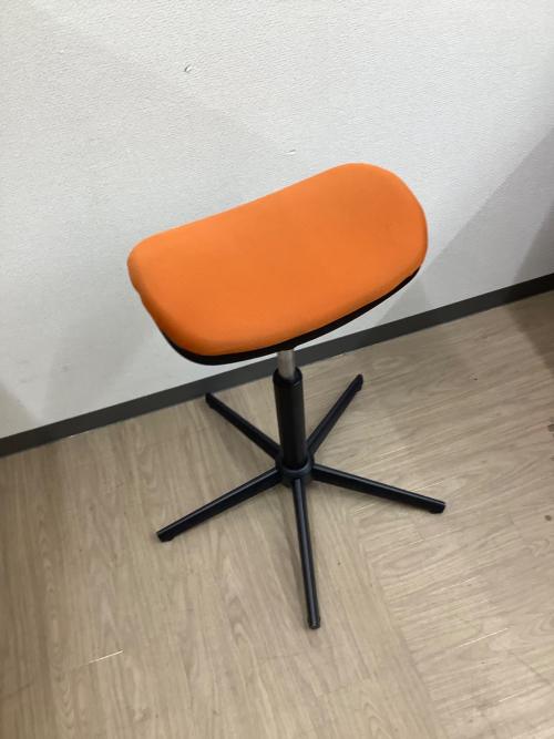 ニトリ スタンディングバランスチェア オレンジ×ブラック