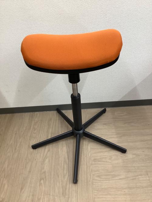ニトリ スタンディングバランスチェア オレンジ×ブラック
