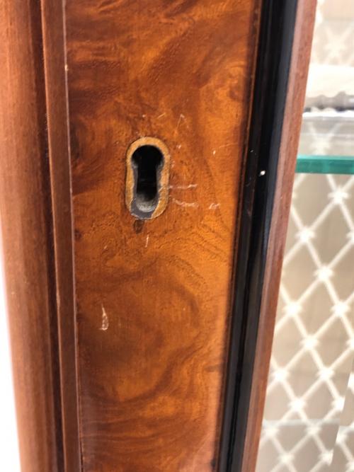 コレクションボード ブラウン　アンティーク調 ガラス扉