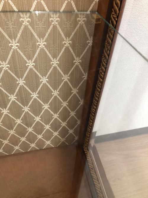 コレクションボード ブラウン　アンティーク調 ガラス扉