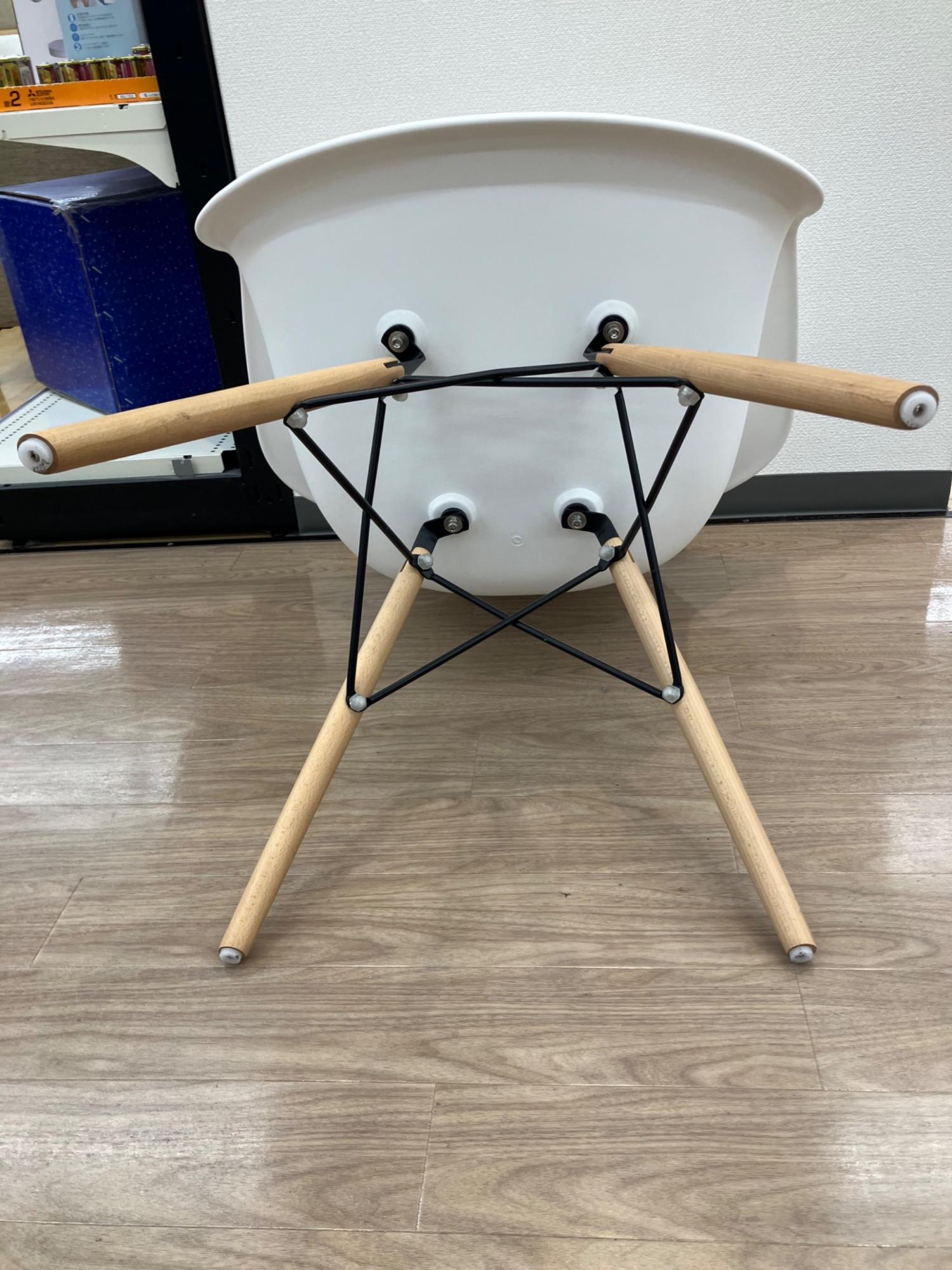 ひじ掛け付きシェルチェア リプロダクト品 ホワイト|トレファクONLINE ひじ掛け付きシェルチェア リプロダクト品 ホワイト|トレファクONLINE