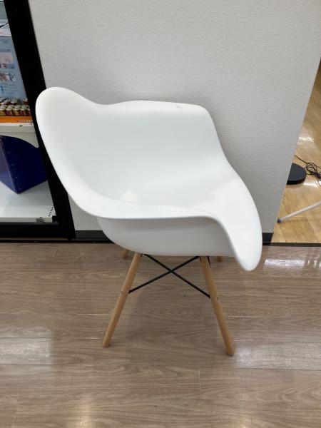 ひじ掛け付きシェルチェア リプロダクト品 ホワイト|トレファクONLINE ひじ掛け付きシェルチェア リプロダクト品 ホワイト|トレファクONLINE