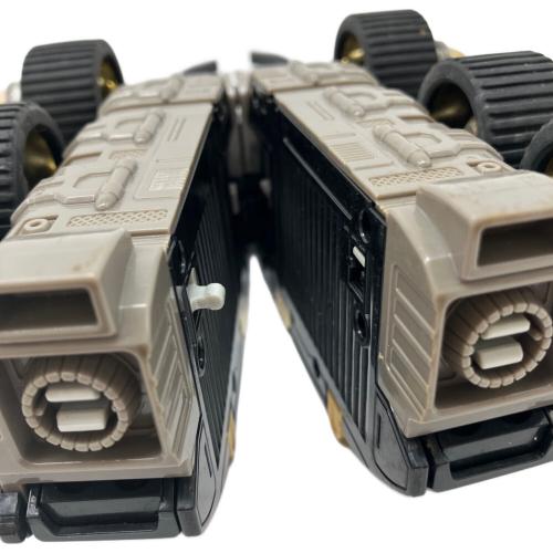 BANDAI (バンダイ) DX超合金 轟雷神 戦隊ヒーロー ネーム跡・ゴウライスタッグの胴体ジョイント部分(轟雷神の脚部)破損有