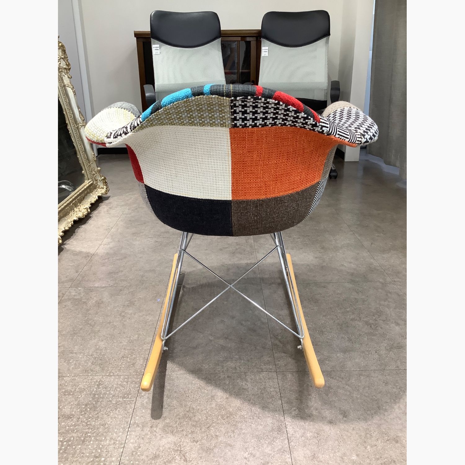 パッチワークロッキングチェアー Eames(イームズ)デザイン リプロダクト品 グレー×レッド リプロダクト品｜トレファクONLINE