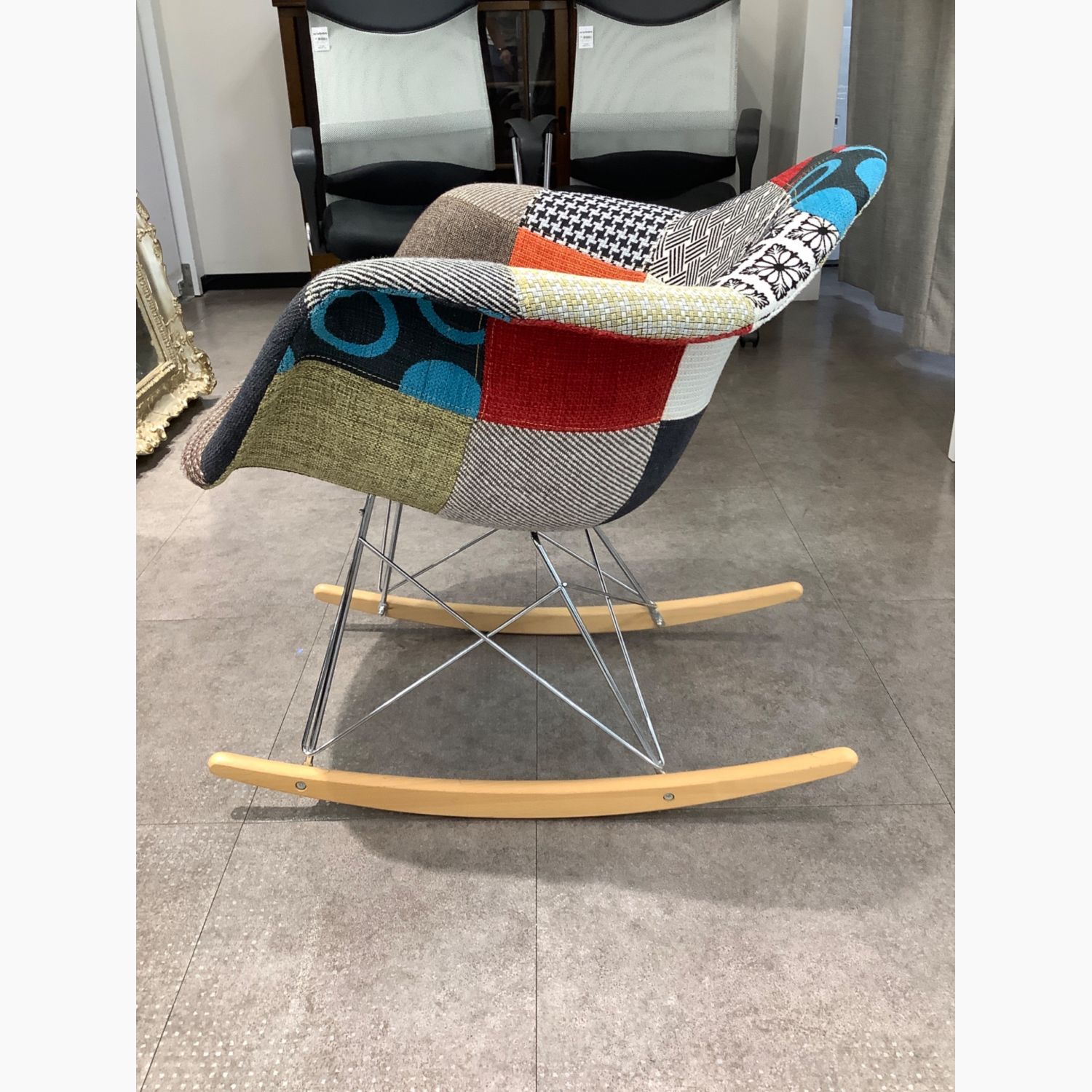 パッチワークロッキングチェアー Eames(イームズ)デザイン リプロダクト品 グレー×レッド リプロダクト品｜トレファクONLINE