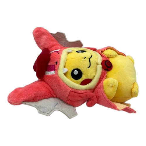 Pokemon Center (ポケモンセンター) ポケモングッズ ぬいぐるみ ギャラドスごっこピカチュウ 赤いギャラドスver.