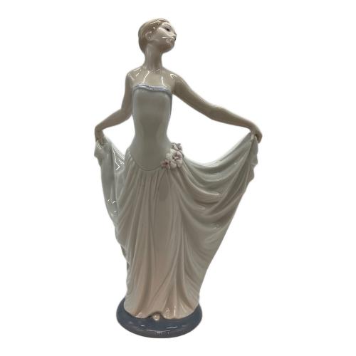 LLADRO (リヤドロ) 踊る少女