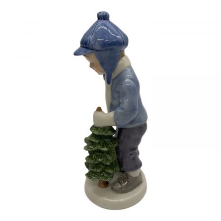 2002年　ロイヤルコペンハーゲンフィギュリン 少年とツリー ROYAL COPENHAGEN (ロイヤル・コペンハーゲン) フィギュリン ツリーを