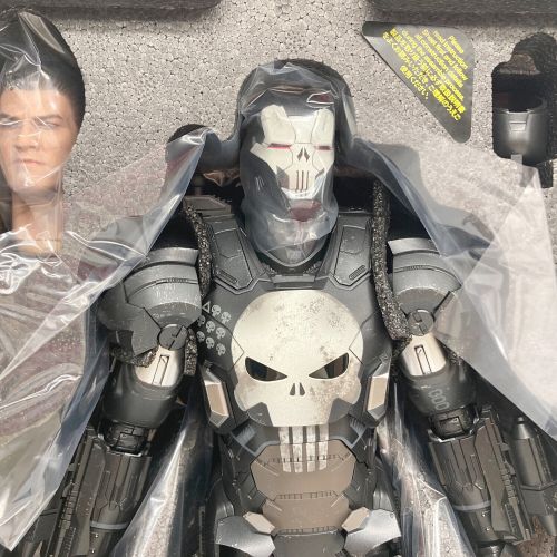 Hot toys (ホットトイズ)  THE PUNISHER WAR MACHINE ARMOR