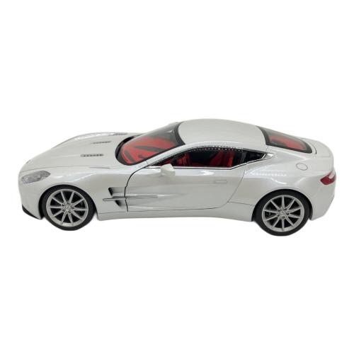 AUTOart (オートアート) 1/18 アストンマーチン ONE-77 （ホワイト） モデルカー シグネチャーシリーズ