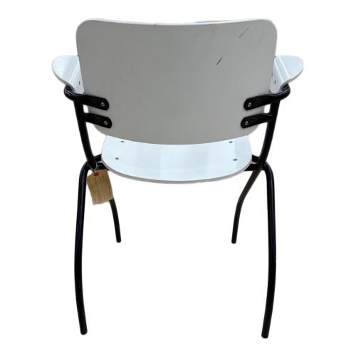 ダイニングチェアー ホワイト ナナ アームチェア イルマリタピオヴァーラ