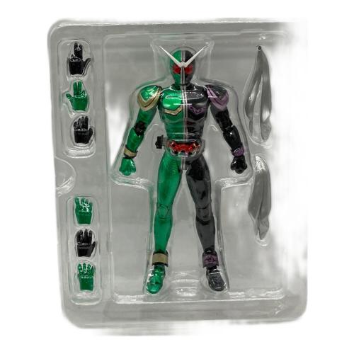 BANDAI (バンダイ) 仮面ライダーW サイクロンジョーカー フィギュア S.H.Figuarts
