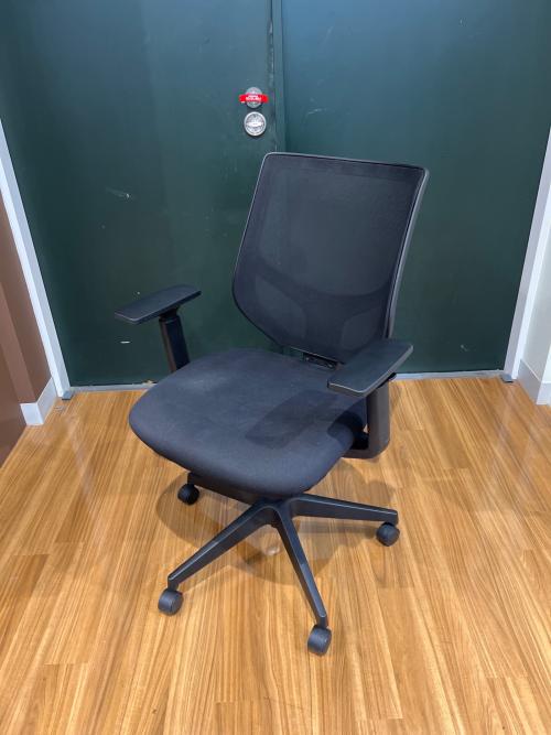 無印良品 (ムジルシリョウヒン) ワークチェアー ブラック 262 アーム・キャスター付 背メッシュ
