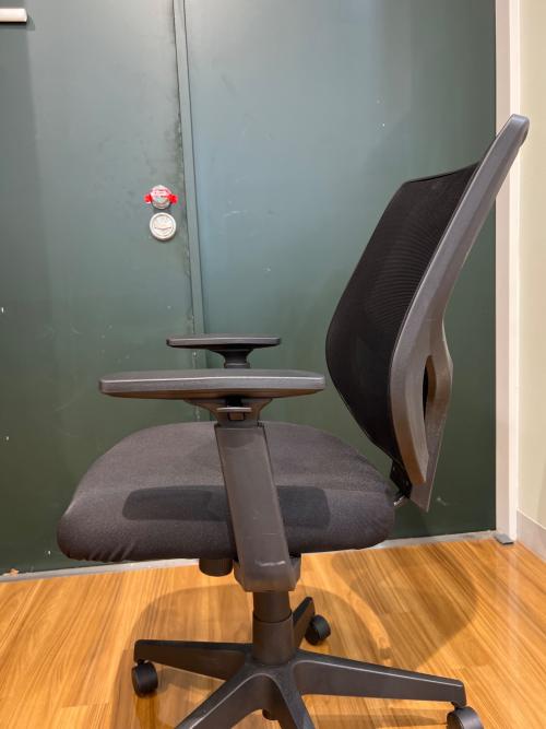 無印良品 (ムジルシリョウヒン) ワークチェアー ブラック 262 アーム・キャスター付 背メッシュ