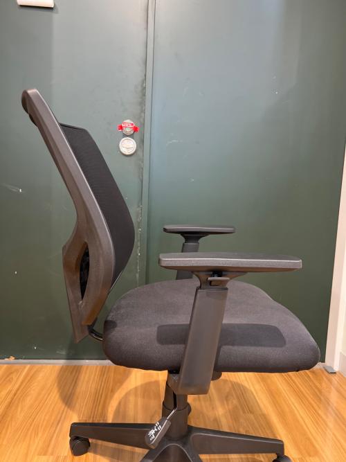 無印良品 (ムジルシリョウヒン) ワークチェアー ブラック 262 アーム・キャスター付 背メッシュ