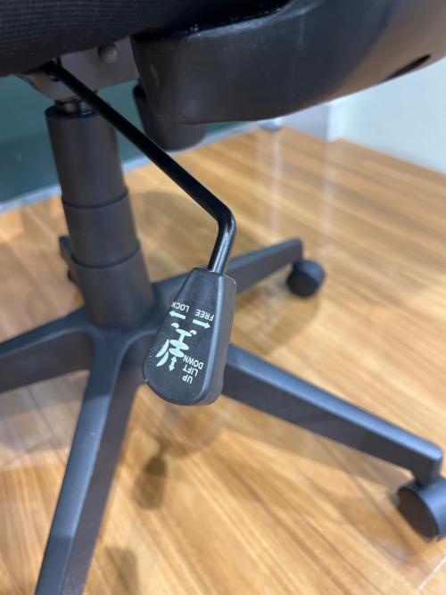 無印良品 (ムジルシリョウヒン) ワークチェアー ブラック 262 アーム・キャスター付 背メッシュ