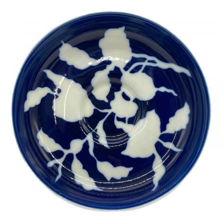 深川製磁(フカガワセイジ)  草花折枝白抜紋 紅茶碗皿
