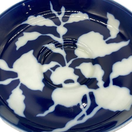 深川製磁(フカガワセイジ) 草花折枝白抜紋 紅茶碗皿｜トレファク