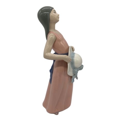 LLADRO (リヤドロ) フィギュリン ”若草色の少女” 花だんの中で D25F