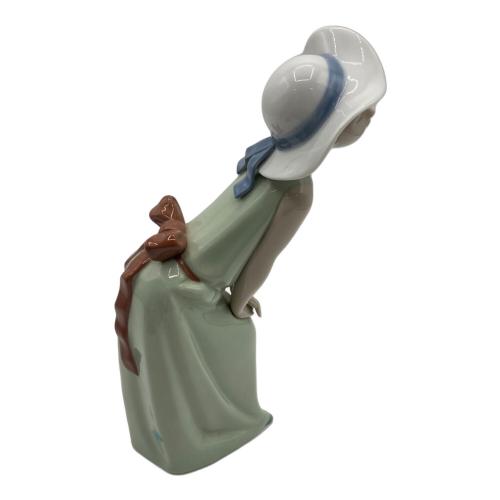 LLADRO (リヤドロ) 鏡の前で 若草色帽子の少女 フィギュリン