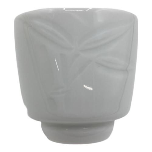 井上萬二窯(イノウエ マンジ) ぐい呑み 白磁笹彫文