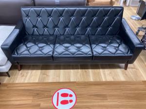 カリモク60 (カリモクロクマル) 3人掛けソファー 93 ブラック ロビーチェア：U36213BDK オットマン：X36206BDK