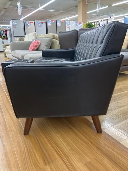 カリモク60 (カリモクロクマル) 3人掛けソファー 93 ブラック ロビーチェア：U36213BDK オットマン：X36206BDK