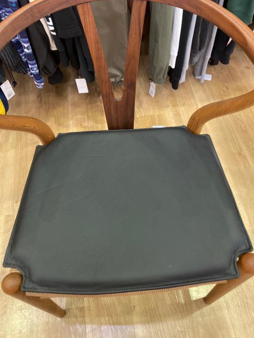 Carl Hansen&Son (カールハンセンアンドサン) ウィッシュボーンチェア レザーパット付 2024年限定品 CH24   ＠ 237 ナチュラル×ブラウン