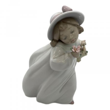 RU-6396 リヤドロ フィギュリン 貴婦人と帽子 RU-6396 リヤドロ フィギュリン 貴婦人と帽子 LLADRO (リヤドロ